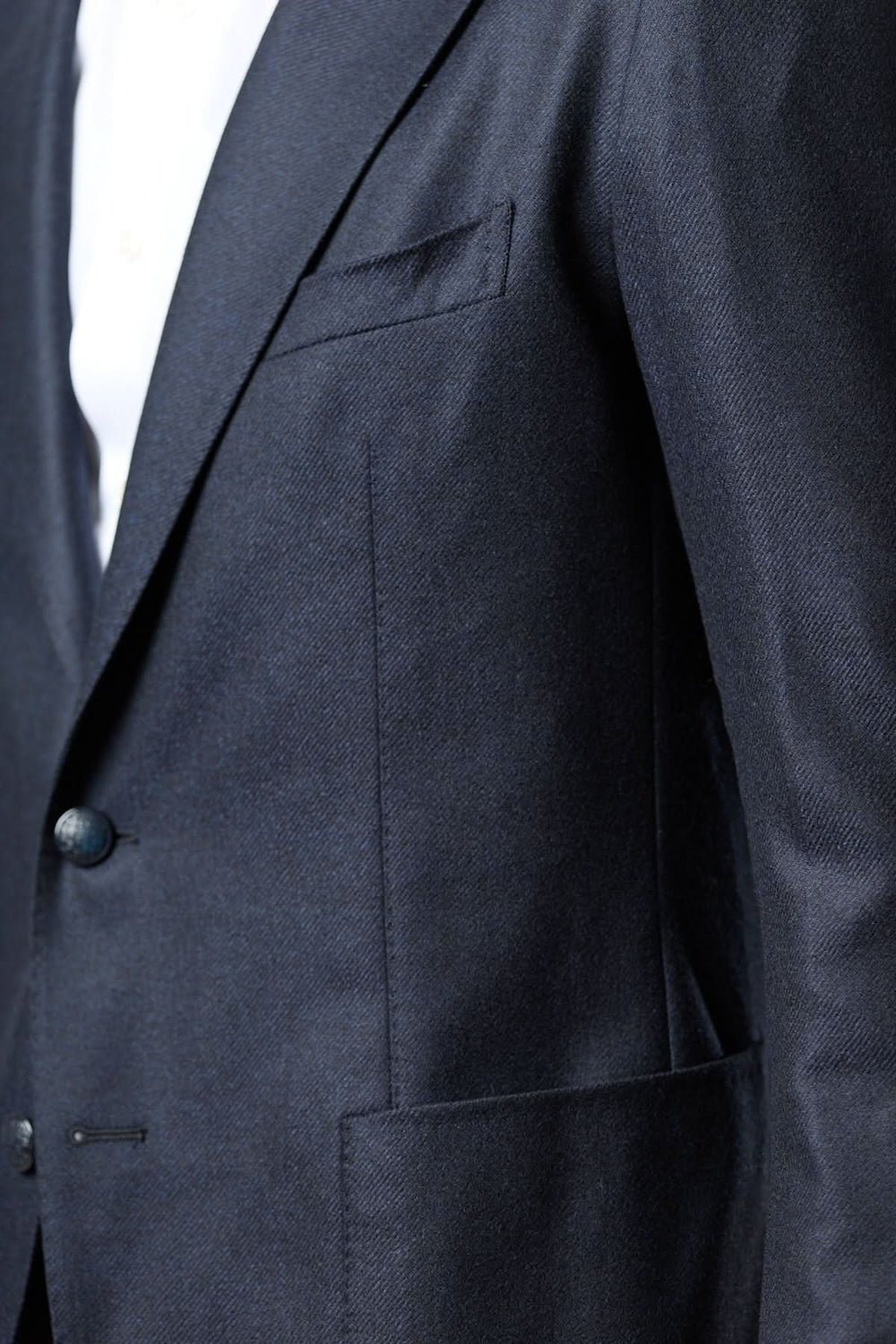 Veston Tagliatore en laine à deux boutons avec détails poches et doublure partielle élégants, idéal pour bureau et occasions habillées.