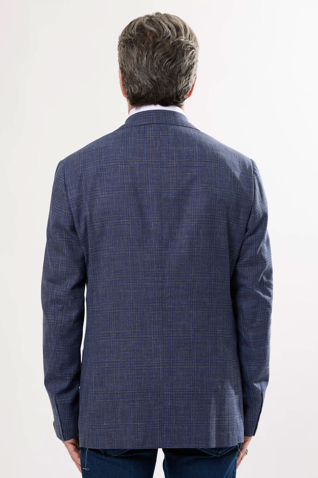 Veston à carreaux discrets, vue arrière, coupe semi-ajustée, idéal pour un look élégant et moderne.