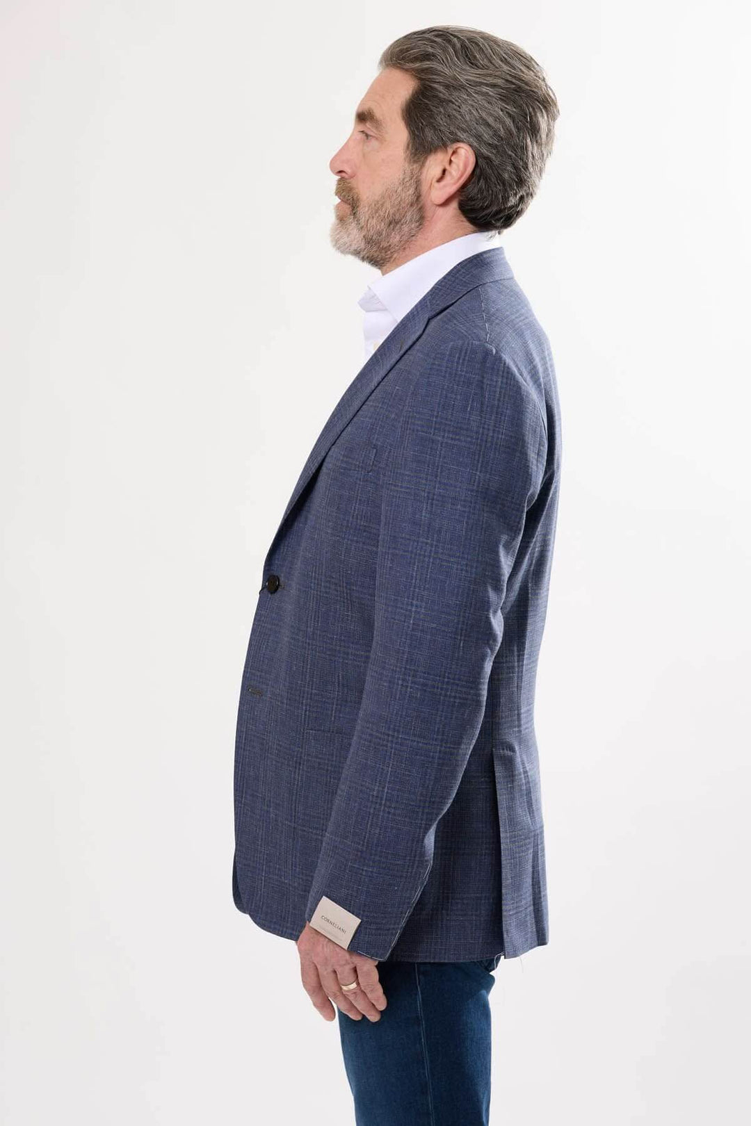 Veston à carreaux discrets pour homme, coupe semi-ajustée et élégant, idéal pour occasions professionnelles et habillées.