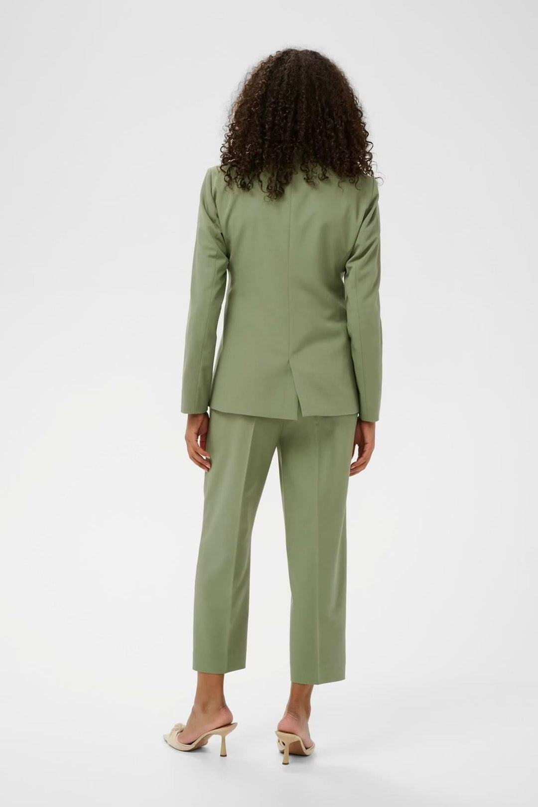 Veston à coupe droite vert élégant avec col tailleur classique, parfait pour un style professionnel et moderne.