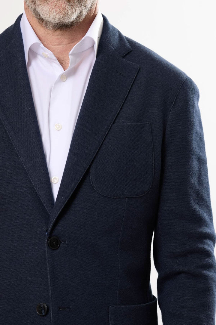 Veston décontracté en tissu extensible, coupe souple, avec poche plaquée et col blanc.