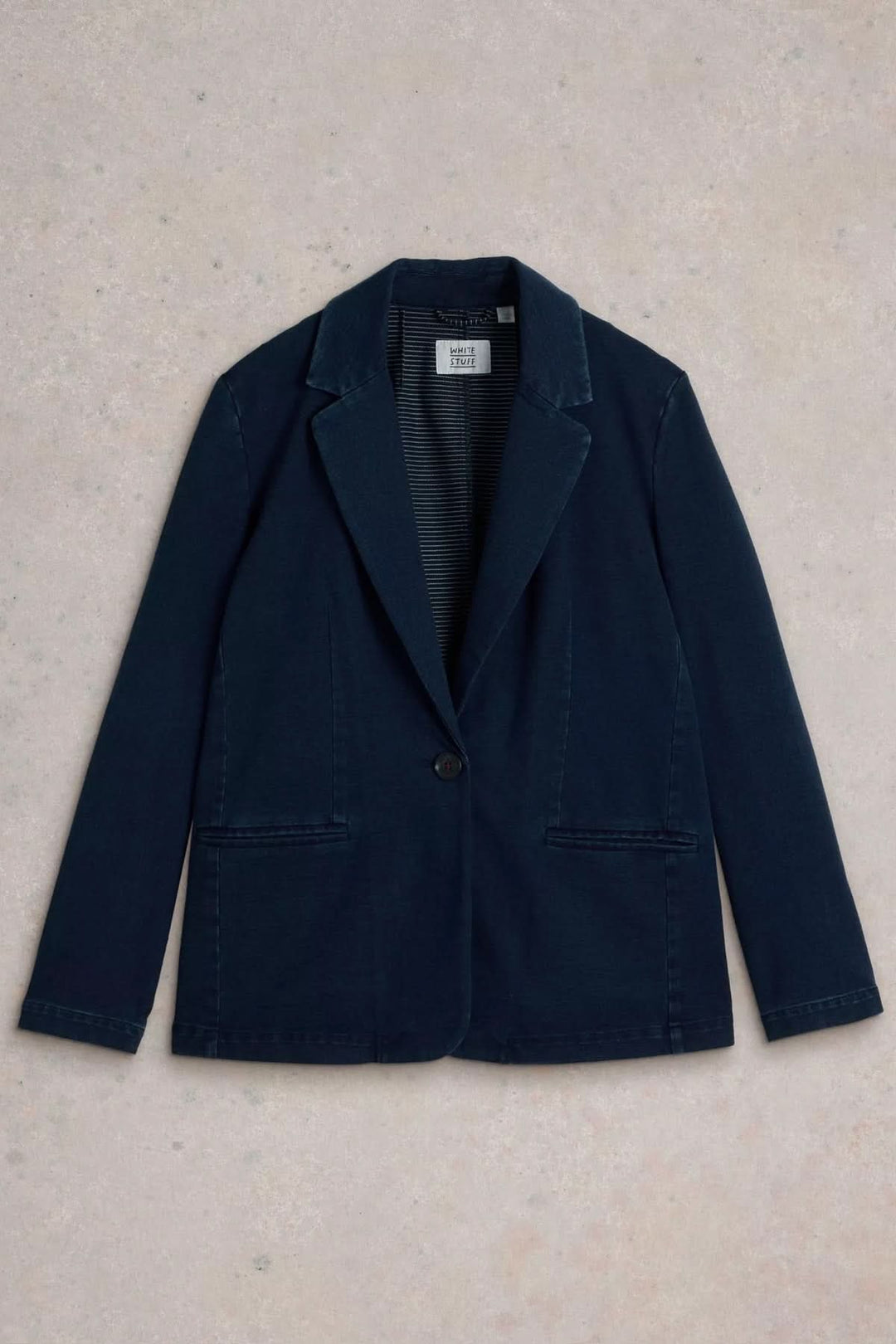 Veston décontracté en denim, coupe droite, col tailleur, coloris sombre, parfait pour un look casual chic.