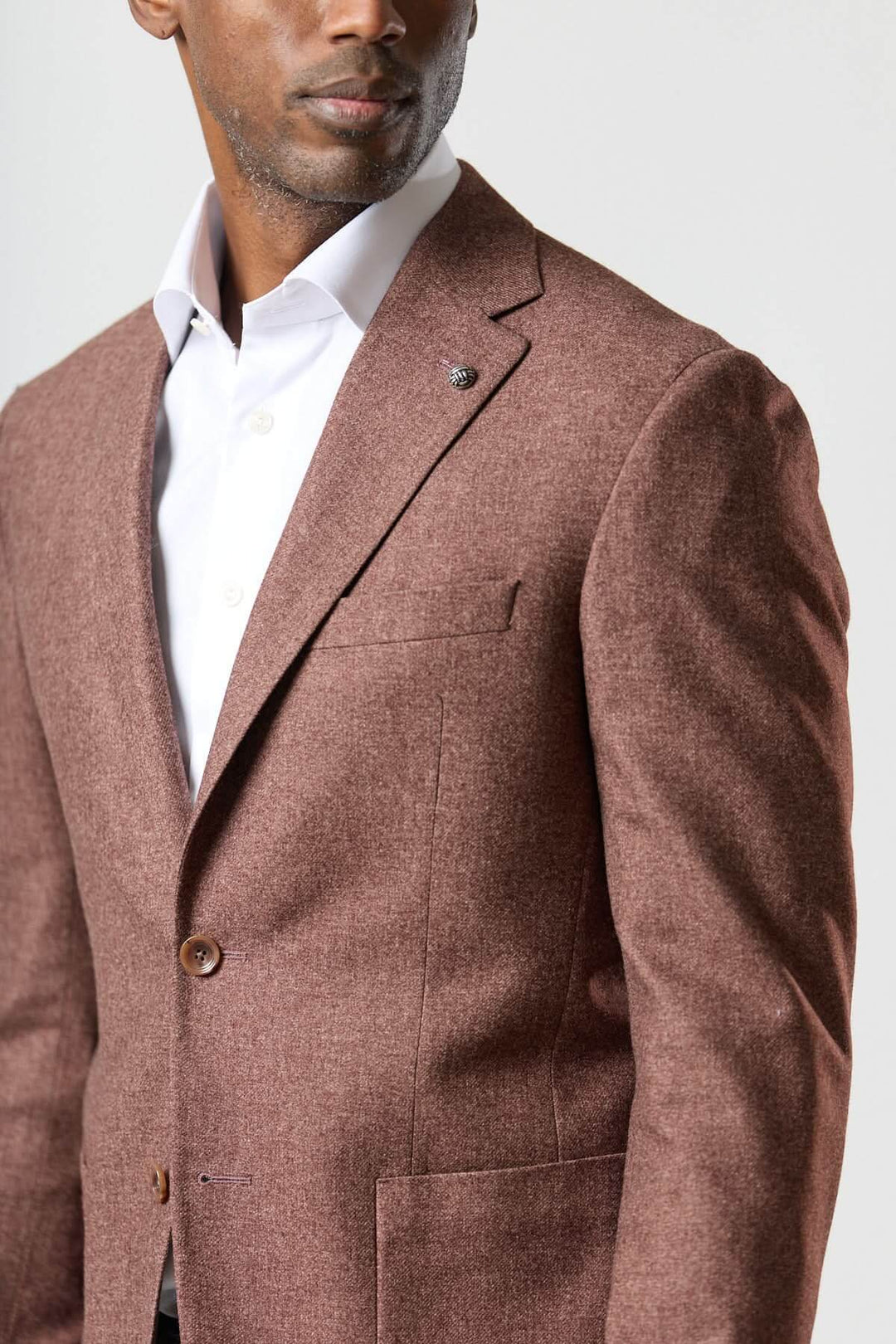 Veston déstructuré en flanelle deux boutons, élégant et confortable, parfait pour un look urbain avec chemise ou col roulé.