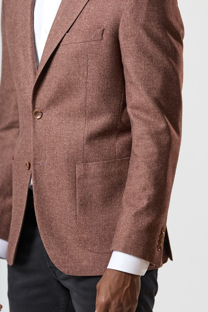 Veston déstructuré en flanelle deux boutons, coupe semi-ajustée, tissu flanelle doux, style urbain avec détails crantés.