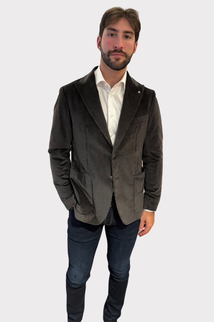 Veston en corduroy gris porté par un homme, affichant élégance et style pour un look moderne.