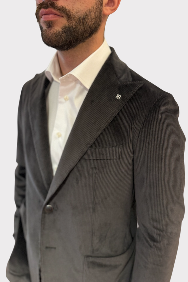Blazer en velours côtelé gris, élégant et moderne, porté par un homme avec une chemise blanche.