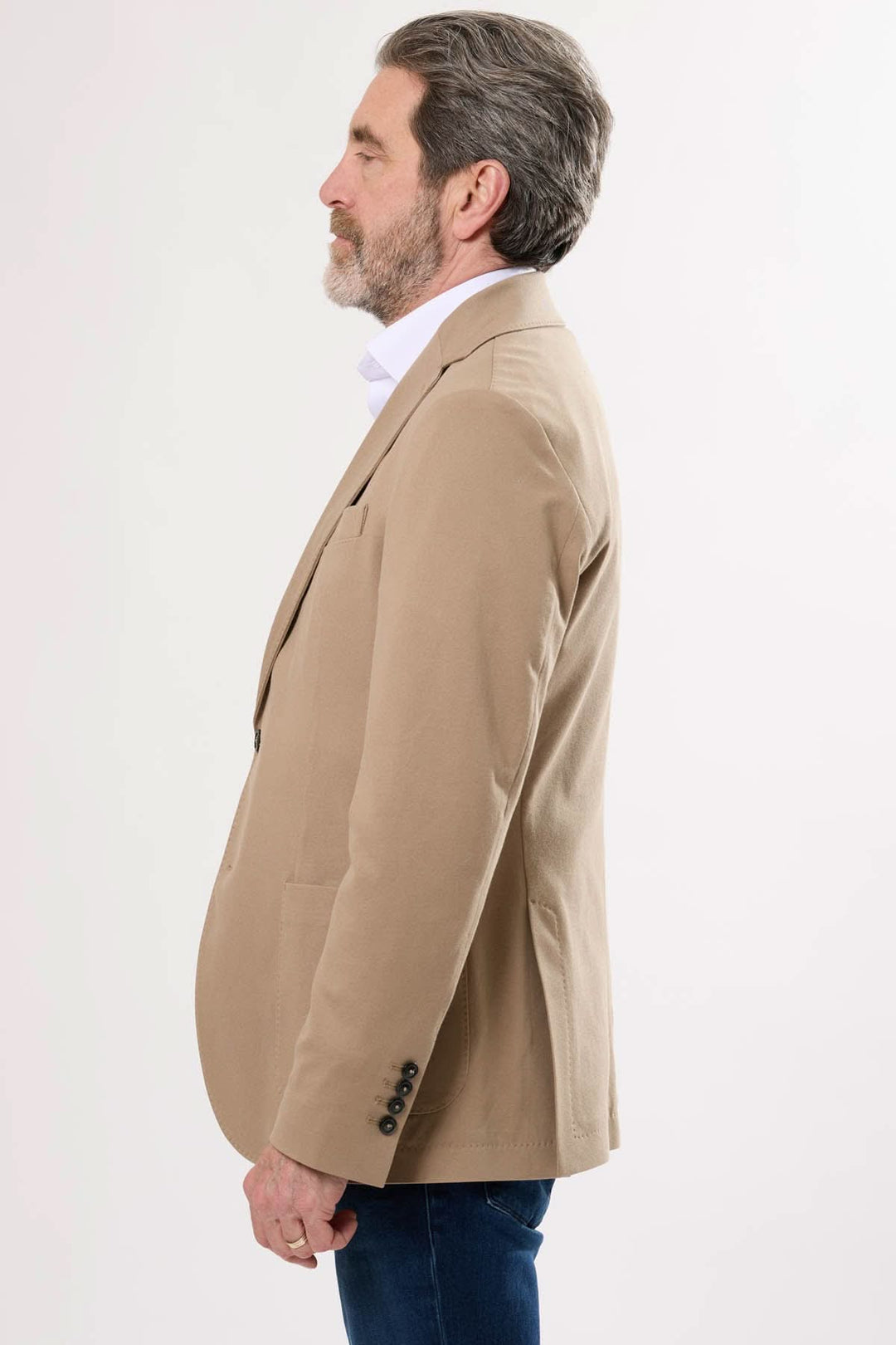 Veston en coton beige avec une coupe moderne, porté sur un homme, style élégant et décontracté.
