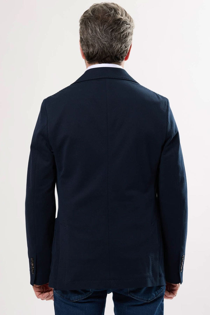 Veston en coton extensible, dos du modèle, style élégant et confortable.