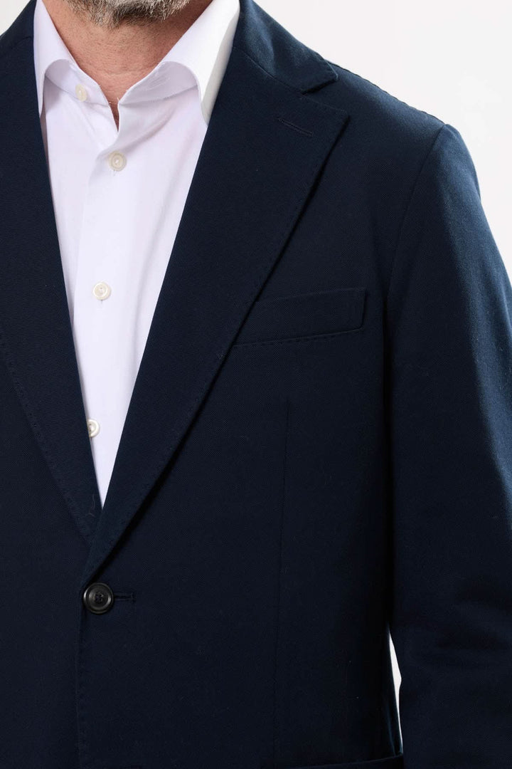 Veston en coton extensible, coupe structurée avec boutons contrastants et revers cranté, idéal pour toutes les occasions.