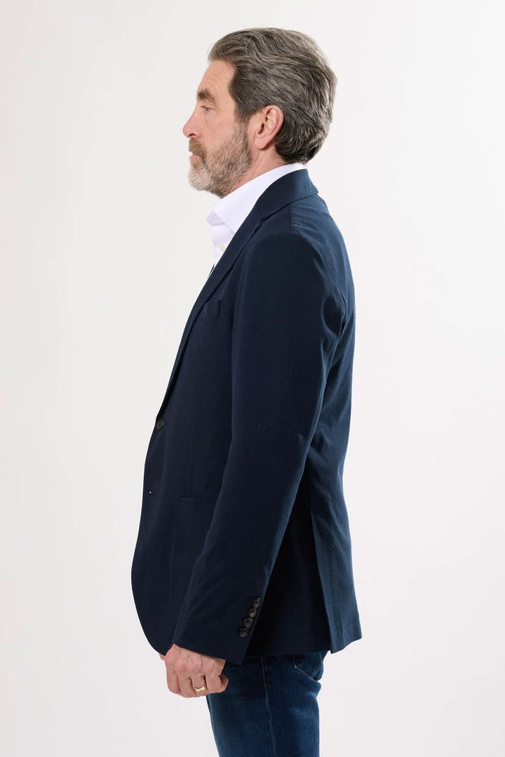 Veston en coton extensible pour homme, coupé moderne et ajusté, idéal pour des tenues habillées ou décontractées.