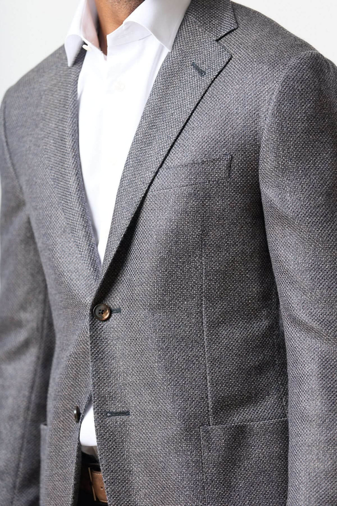 Veston en laine mélangée marine et charbon avec coupe semi-ajustée, texture soyeuse et fibres raffinées pour une élégance naturelle.