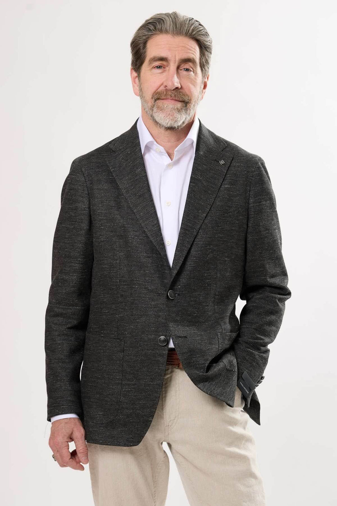 Veston noir chiné élégant porté par un homme, idéal pour des tenues décontractées et raffinées.