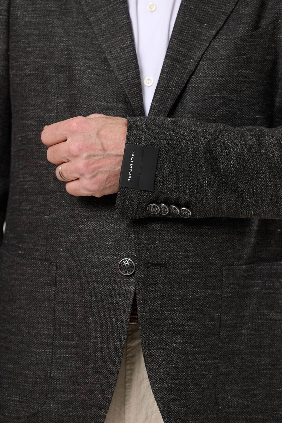 Veston noir texturé chiné avec détails de couture et poches, idéal pour élégance décontractée.