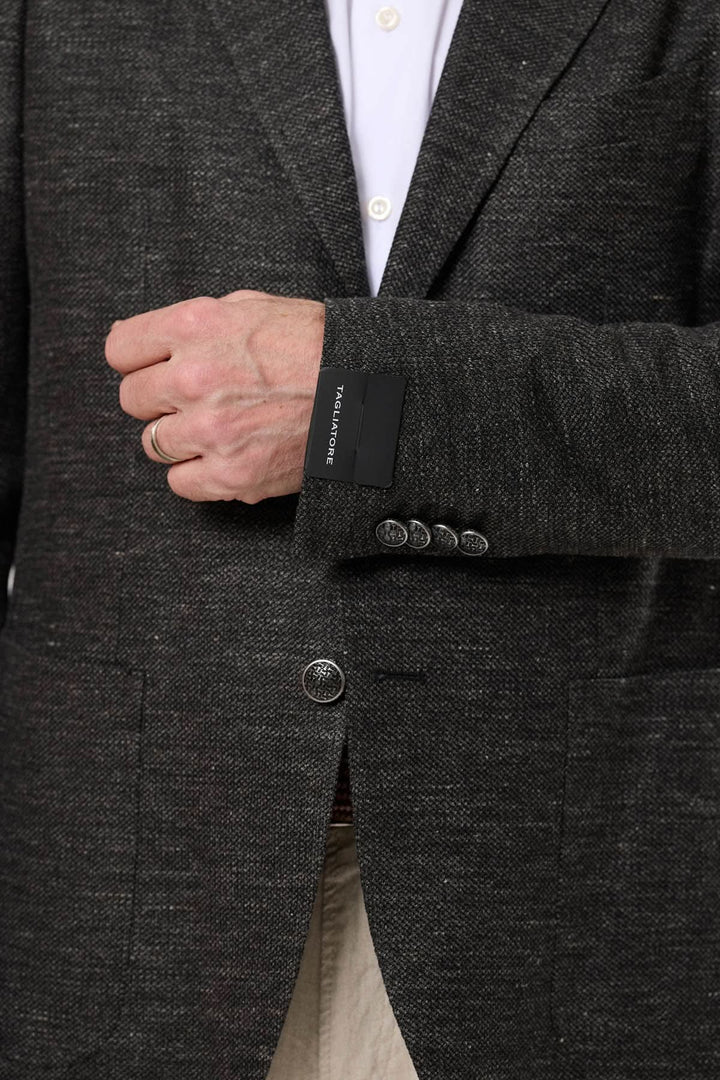 Veston noir texturé chiné avec détails de couture et poches, idéal pour élégance décontractée.