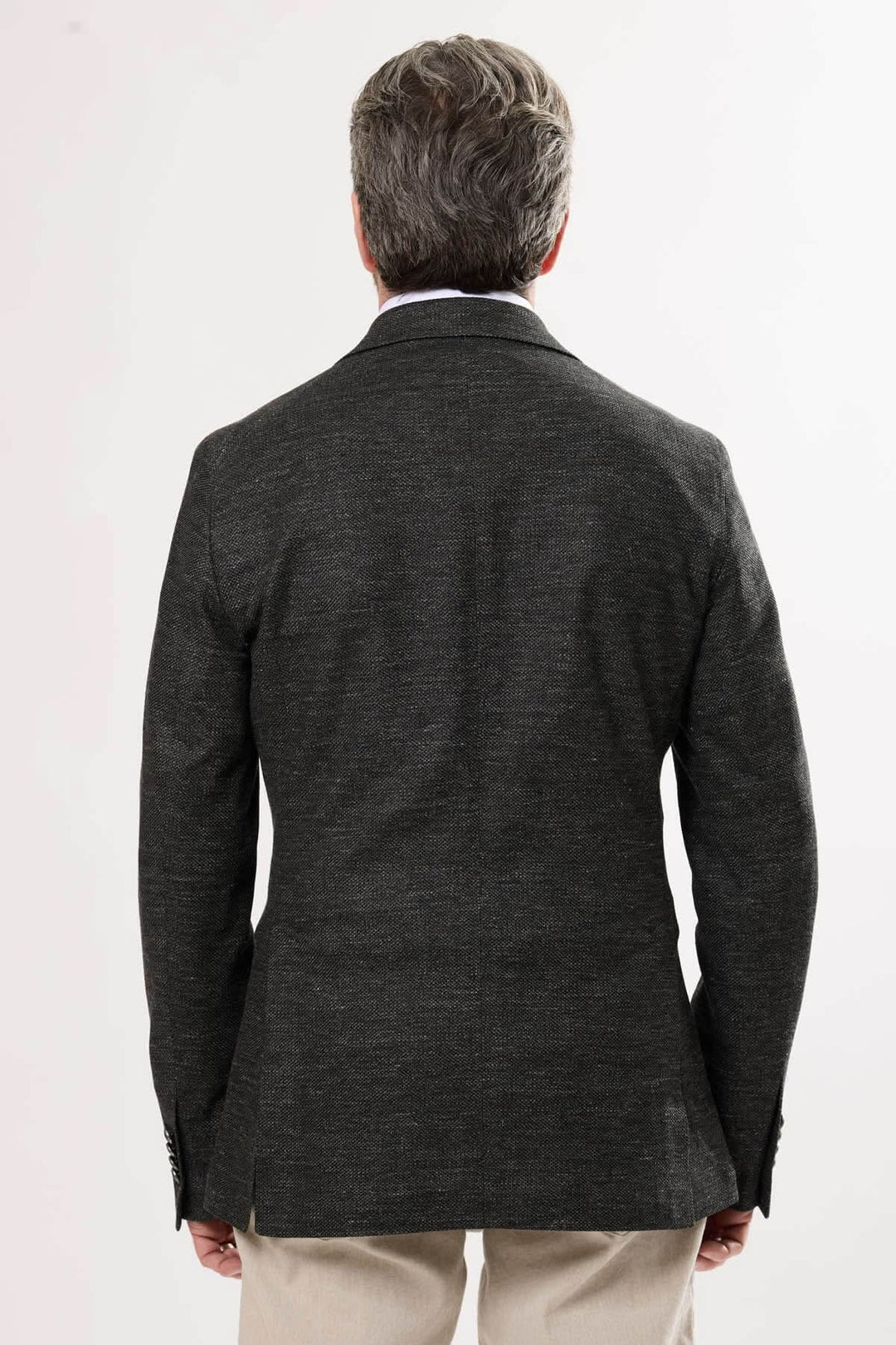 Veston en matière chinée noir vu de dos, alliant élégance sobre et style moderne.
