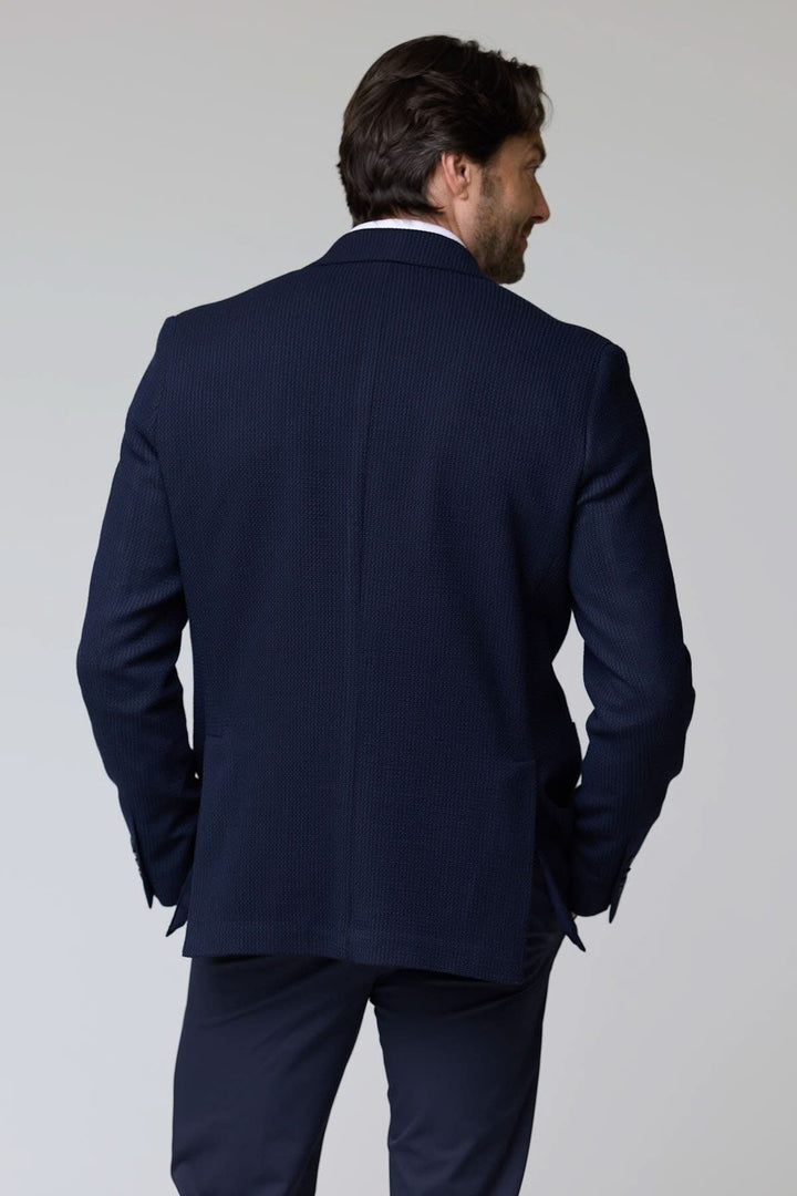 Homme portant un Veston en tricot structuré bleu, élégant et confortable, vu de dos.