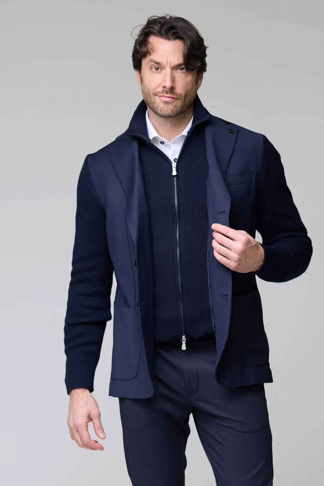 Veston hybride tricot et tissu avec manches en maille, col à revers et fermeture à deux boutons, tenue chic et décontractée.