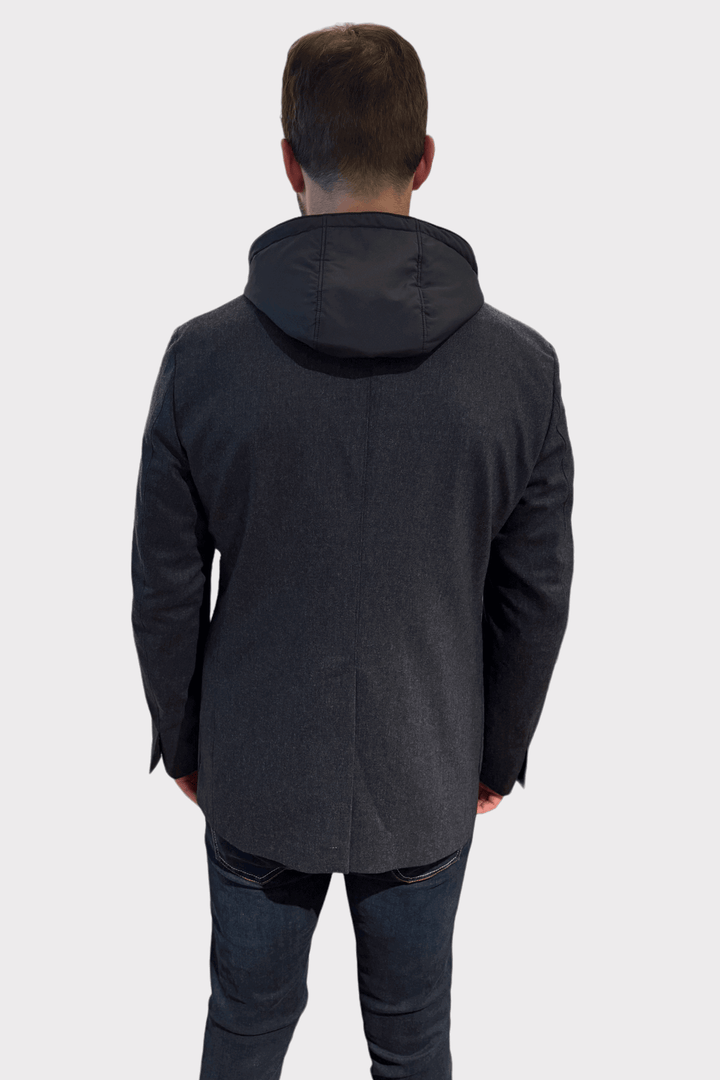 Veston gris moderne en laine-cachemire avec capuche amovible, vue arrière, style élégant et fonctionnel.