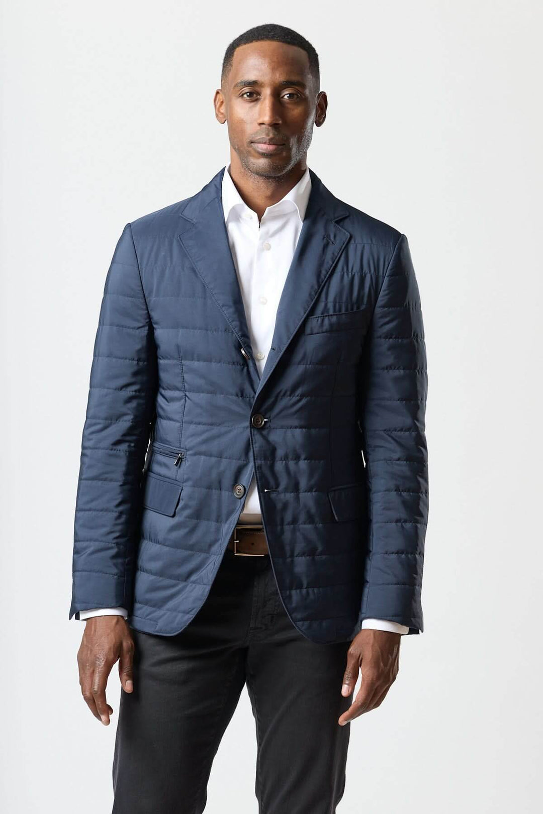 Homme portant un veston matelassé à encolure amovible, élégance italienne moderne et polyvalente, Corneliani.