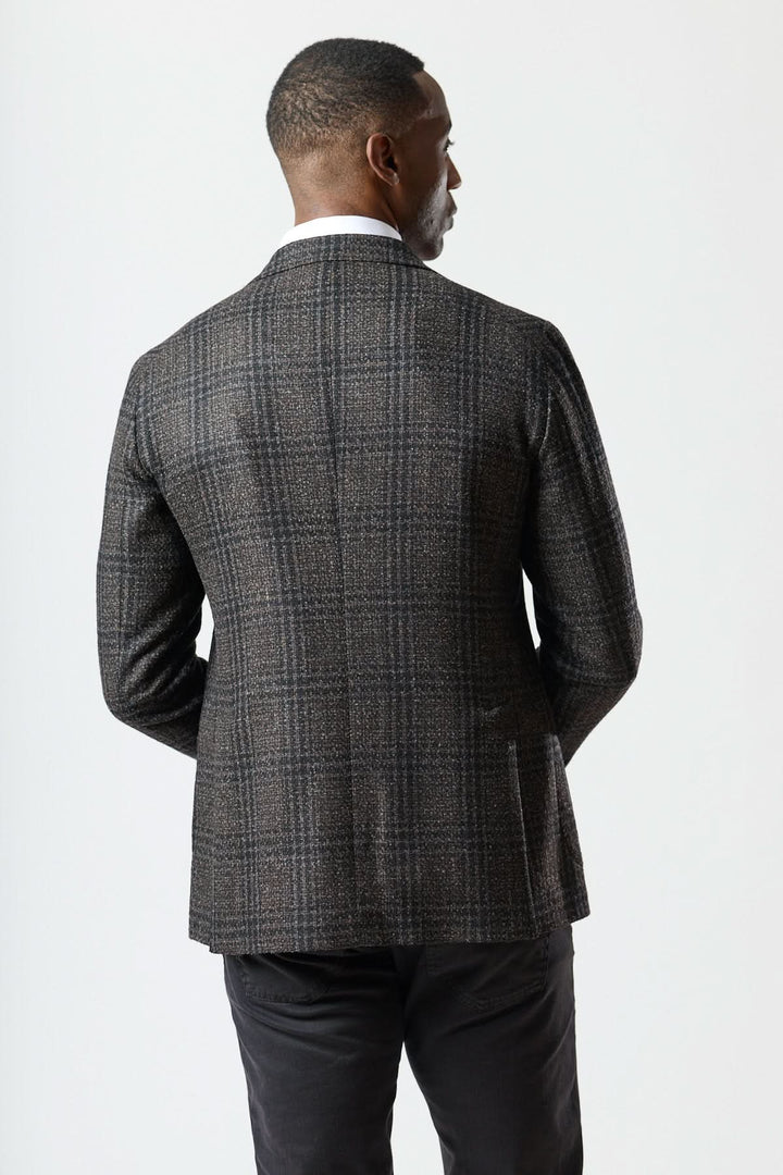 Veston à motif Prince-de-Galles moderne de dos, avec tissu texturé à carreaux, coupe souple, et revers crantés.