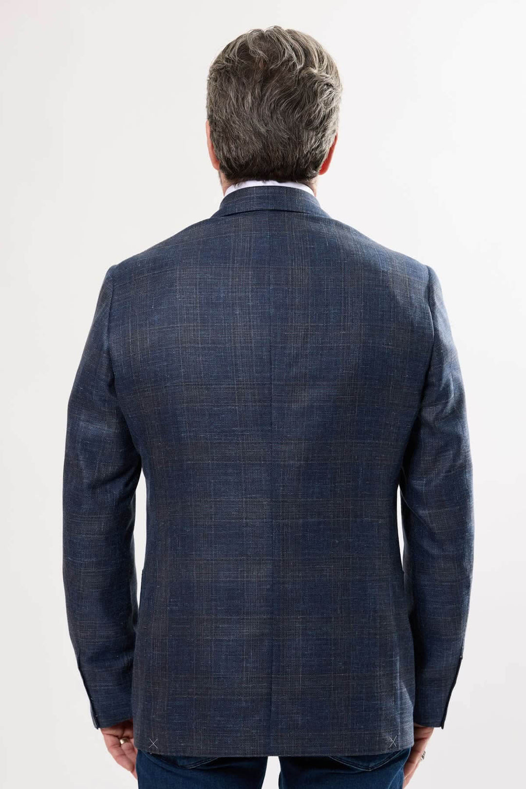 Veston à motif discret vue arrière, coupe semi-ajustée et tissu texturé chic pour homme.