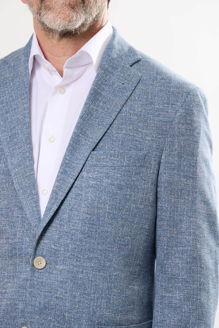 Veston texturé bleu en tissu léger, idéal pour l'été et les événements habillés, avec un revers cranté.