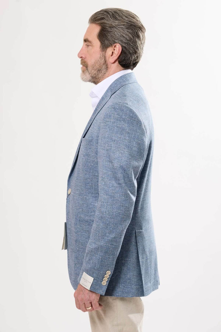 Veston texturé moderne de couleur bleu, coupe structurée et léger, parfait pour l'été ou les événements habillés.