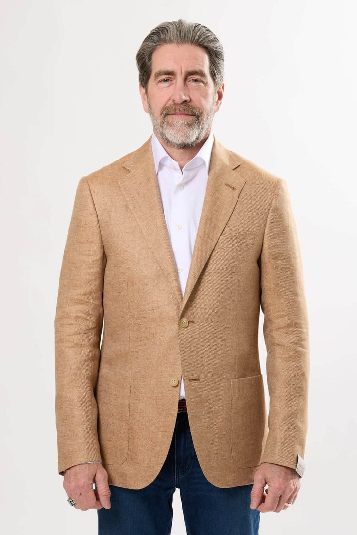 Veston texturé beige pour homme, coupe semi-ajustée, idéal pour un look élégant décontracté.