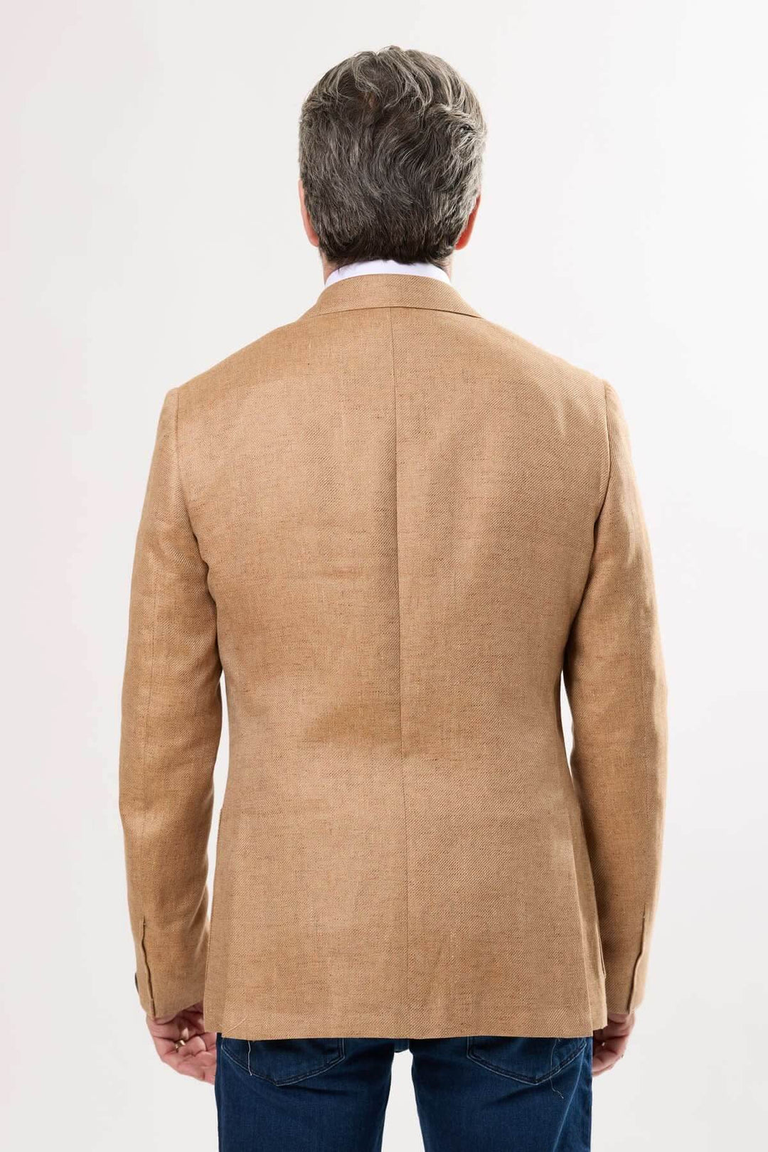Veston texturé beige vu de dos, offrant une élégance décontractée et une coupe semi-ajustée.