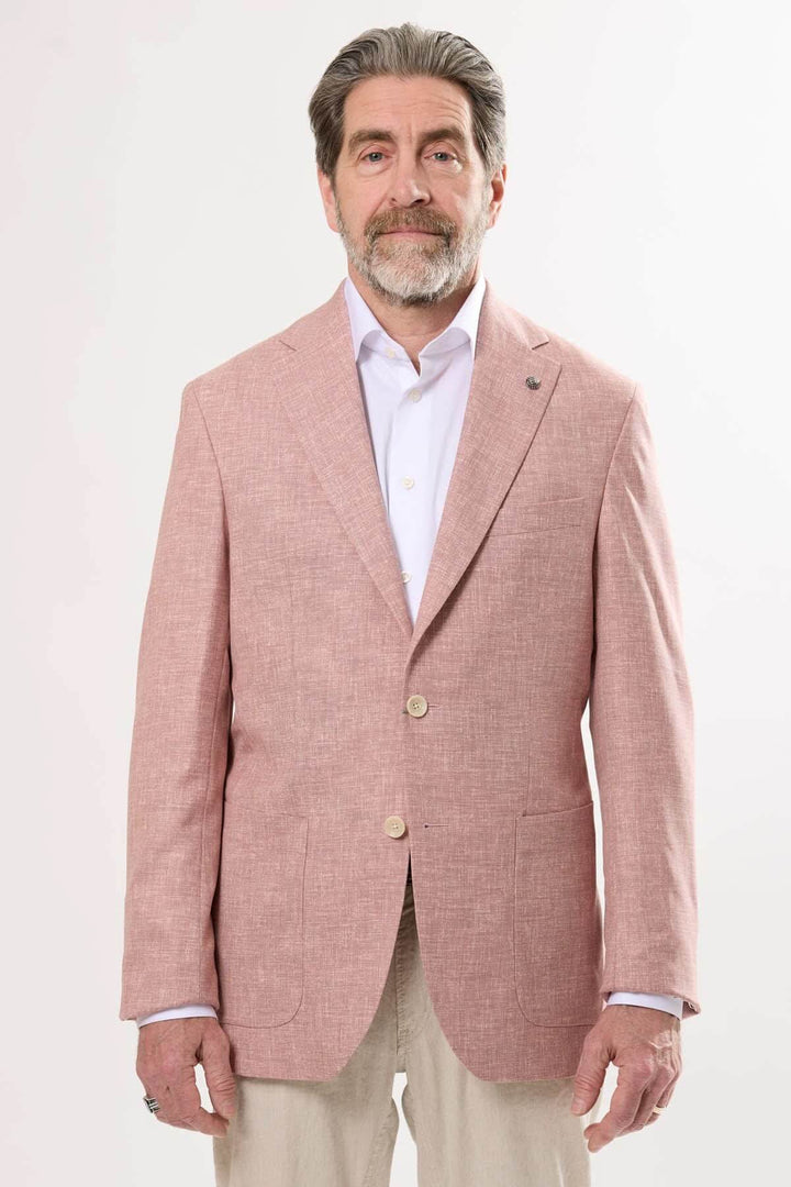 Homme portant un veston texturé à la coupe moderne, idéal pour les occasions décontractées et festives.