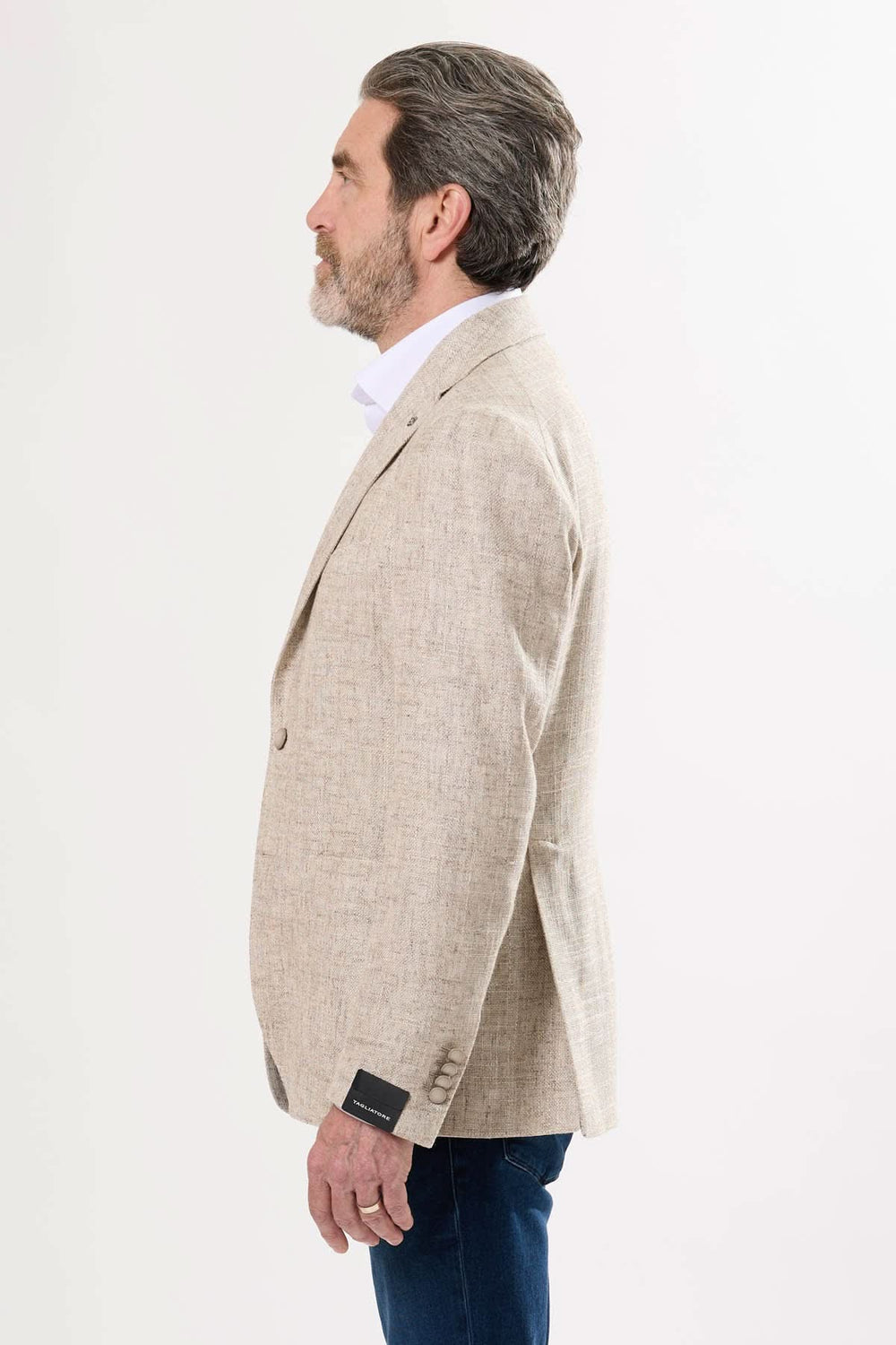 Veston texturé d'été en lin porté par un homme, coupe semi-ajustée, style élégant et naturel.