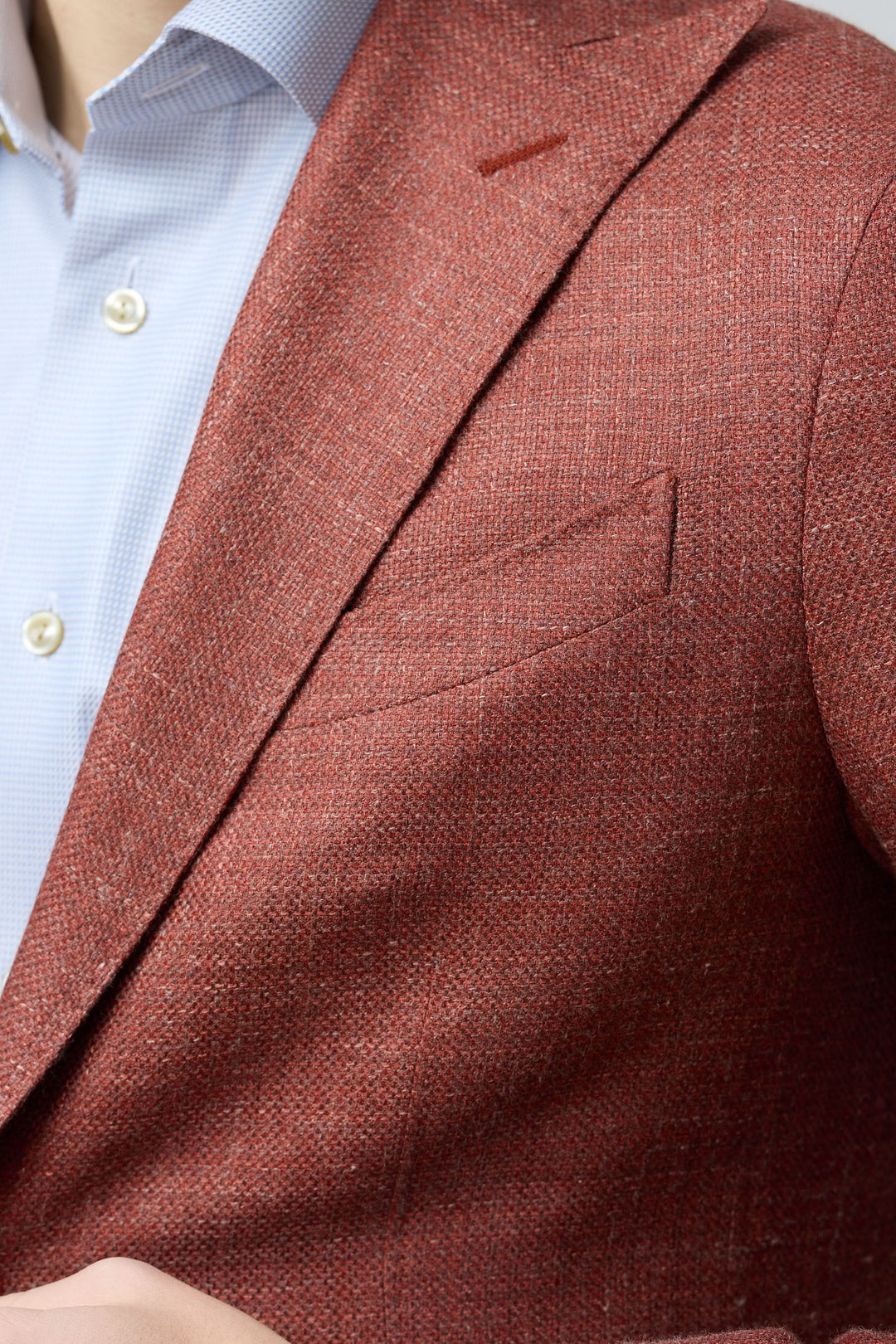 Veston texturé en laine, soie et lin coupe ajustée avec revers classiques, parfait pour un style décontracté chic ou une tenue habillée.
