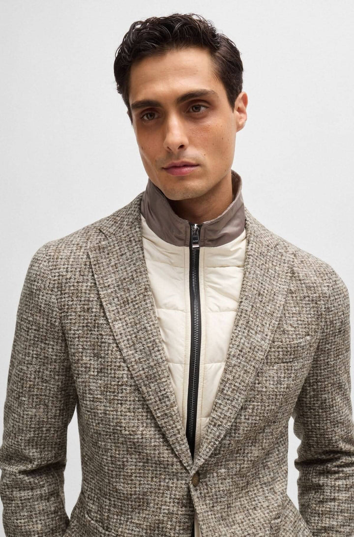 Homme portant un veston texturé avec encolure amovible, intérieur zippé en mélange de coton et laine.
