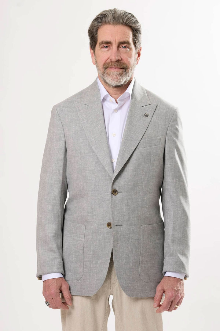 Homme portant un veston léger à texture raffinée, élégant et contemporain, idéal pour diverses occasions.
