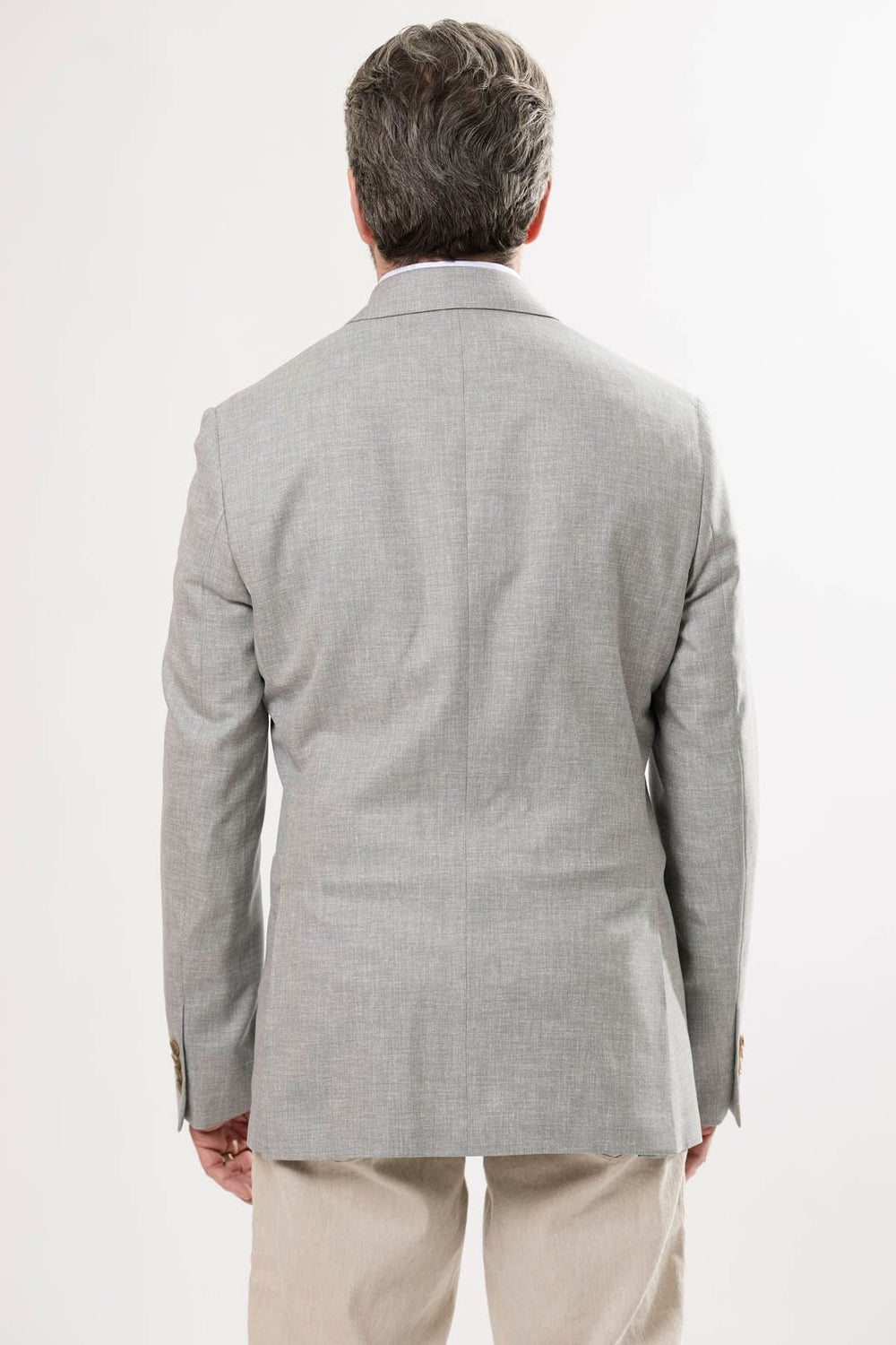 Veston gris léger, dos, style contemporain, coupe semi-ajustée, parfait pour tenues estivales et professionnelles.