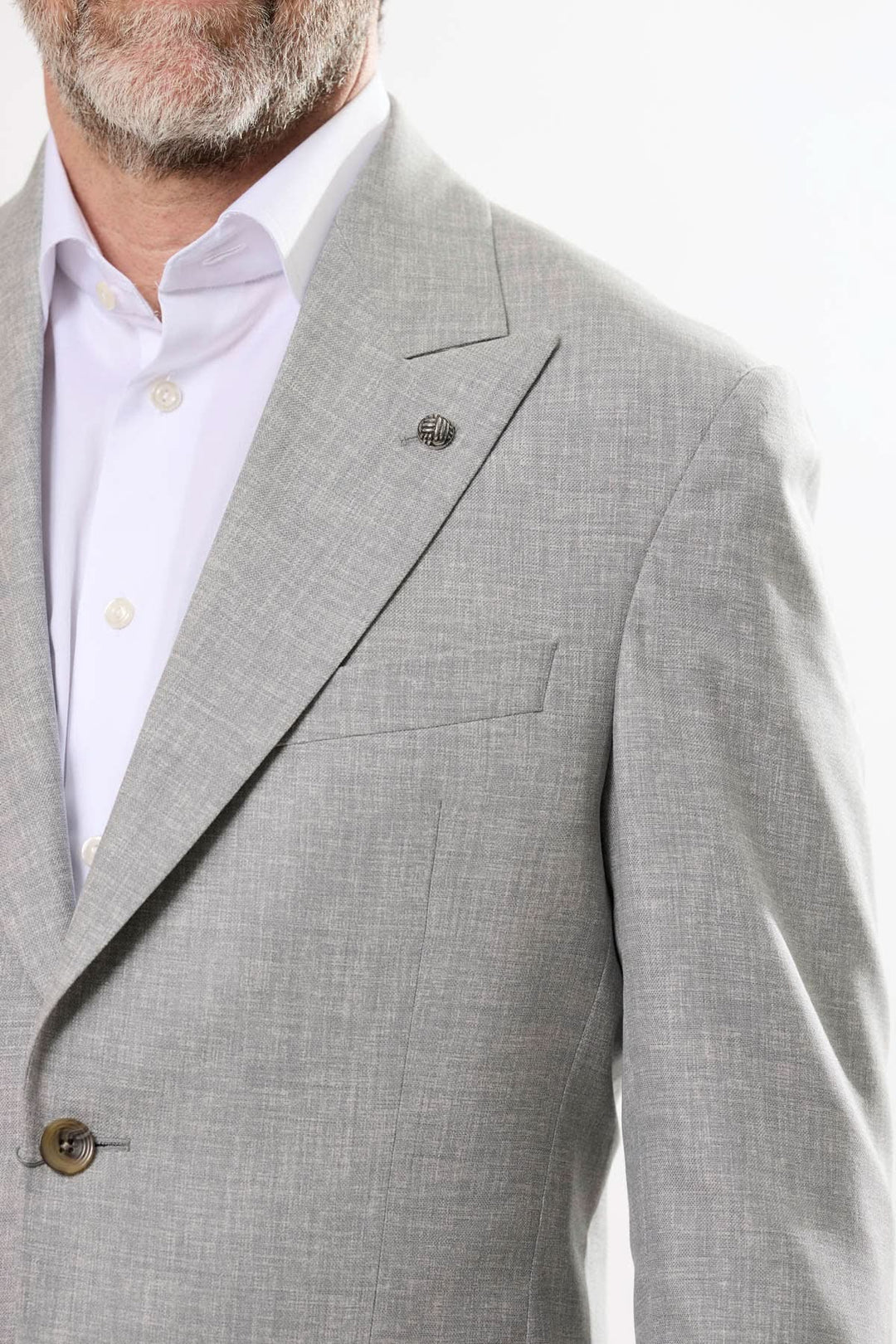 Veston léger à texture raffinée, coupe semi-ajustée, parfait pour événements estivaux et tenues professionnelles.