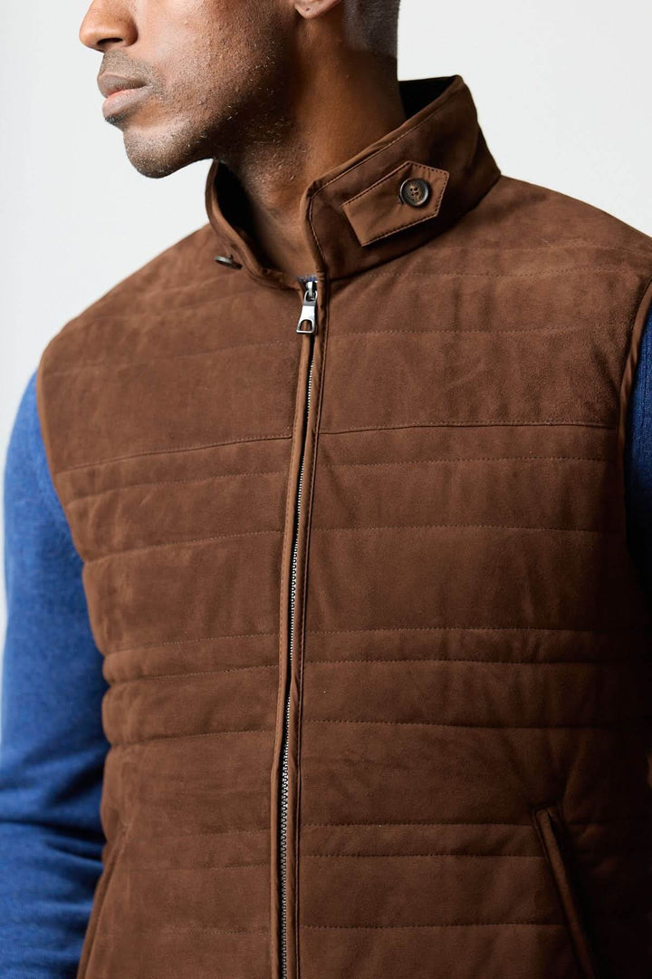 Homme portant une veste sans manches en simili suède marron, élégante et confort, Waterville. Décris moi le produit en français.