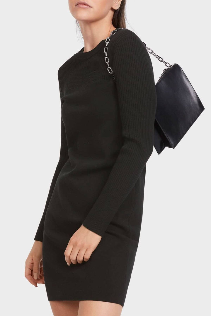 Robe sportive ajustée 'Rethink Together' avec manches côtelées et large encolure ronde.