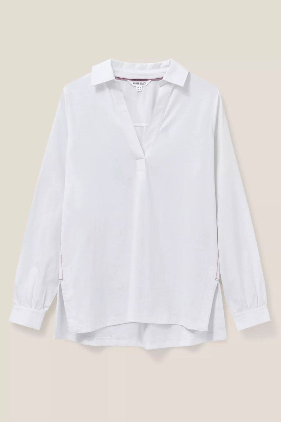 Chemise à manches longues blanche en coton avec col en V, idéale pour un style décontracté.