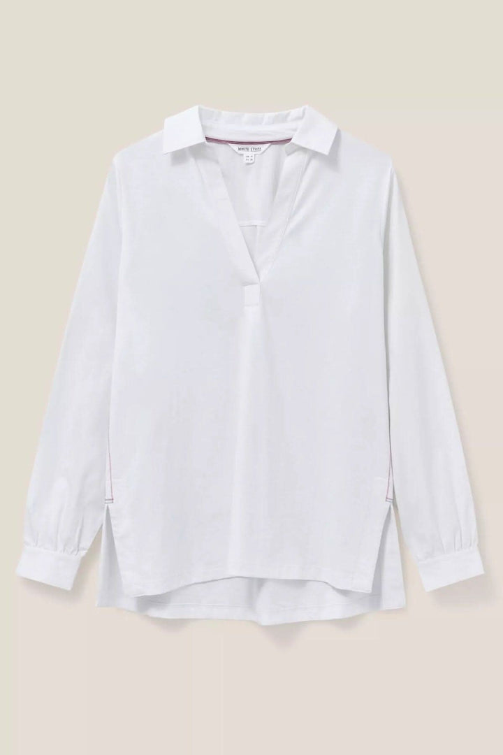 Chemise à manches longues blanche en coton avec col en V, idéale pour un style décontracté.