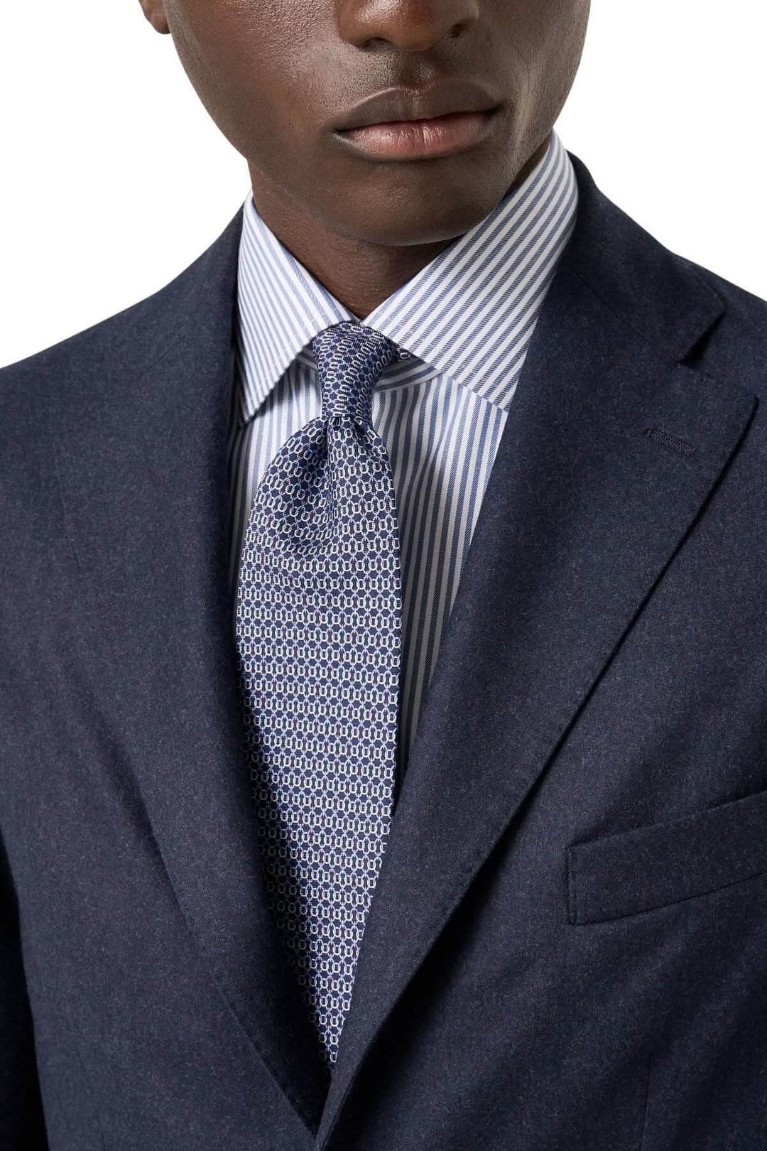 Chemise lignée élégante et intemporelle avec col cutaway, rayures bleu marine, portée sous un costume bleu pour un style sophistiqué.