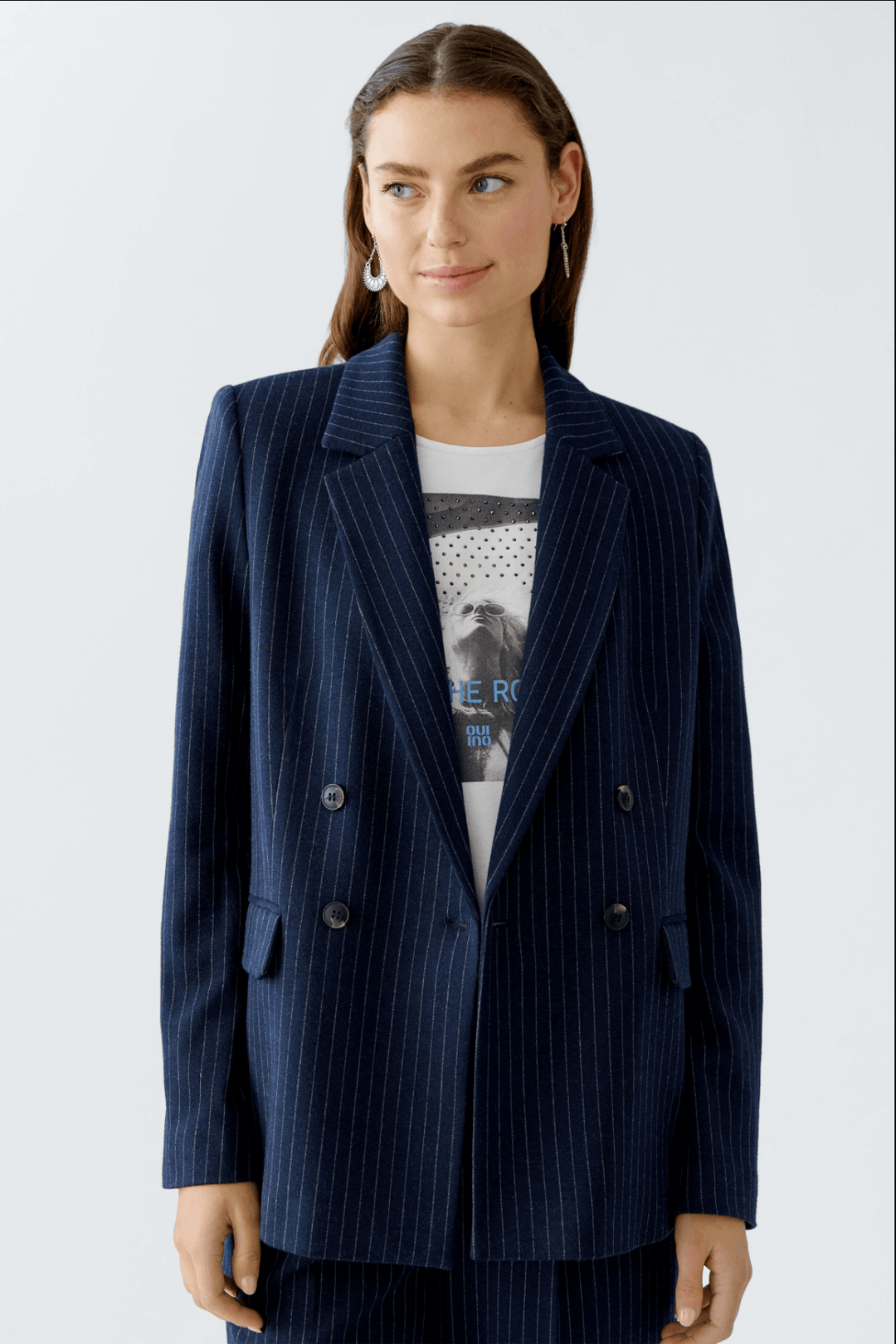 Veston en jersey doux avec rayures, coupe décontractée et double boutonnage, porté avec un t-shirt blanc.