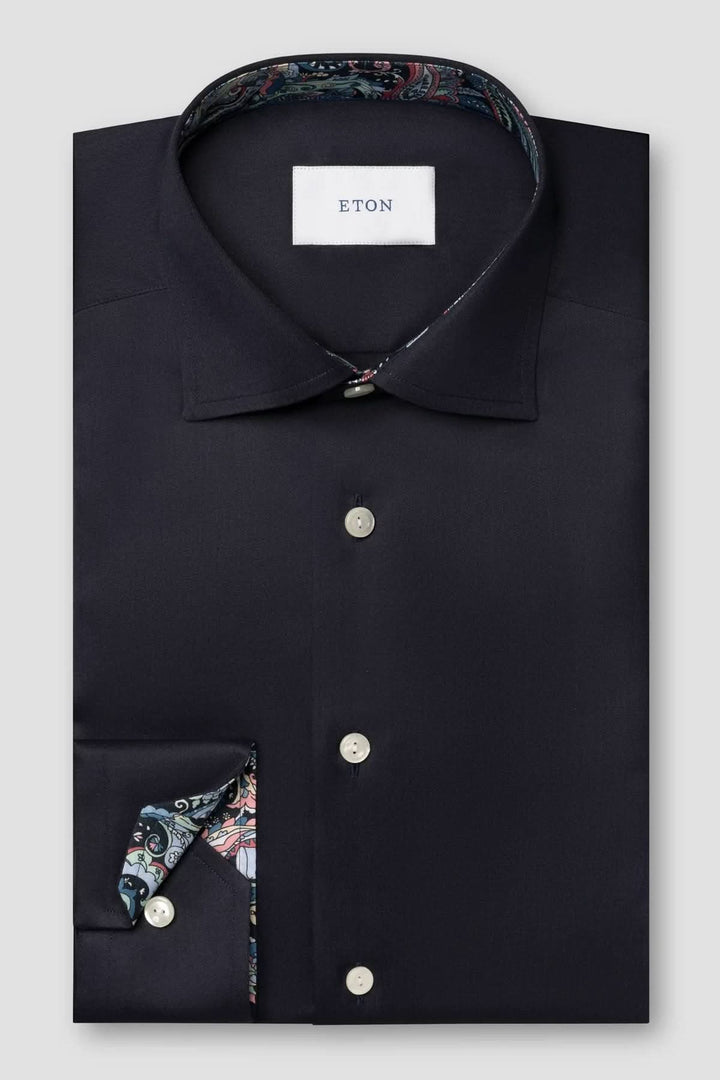 Chemise en coton twill avec détails cachemire, élégante chemise moderne avec imprimé cachemire intérieur, mode et sophistication.