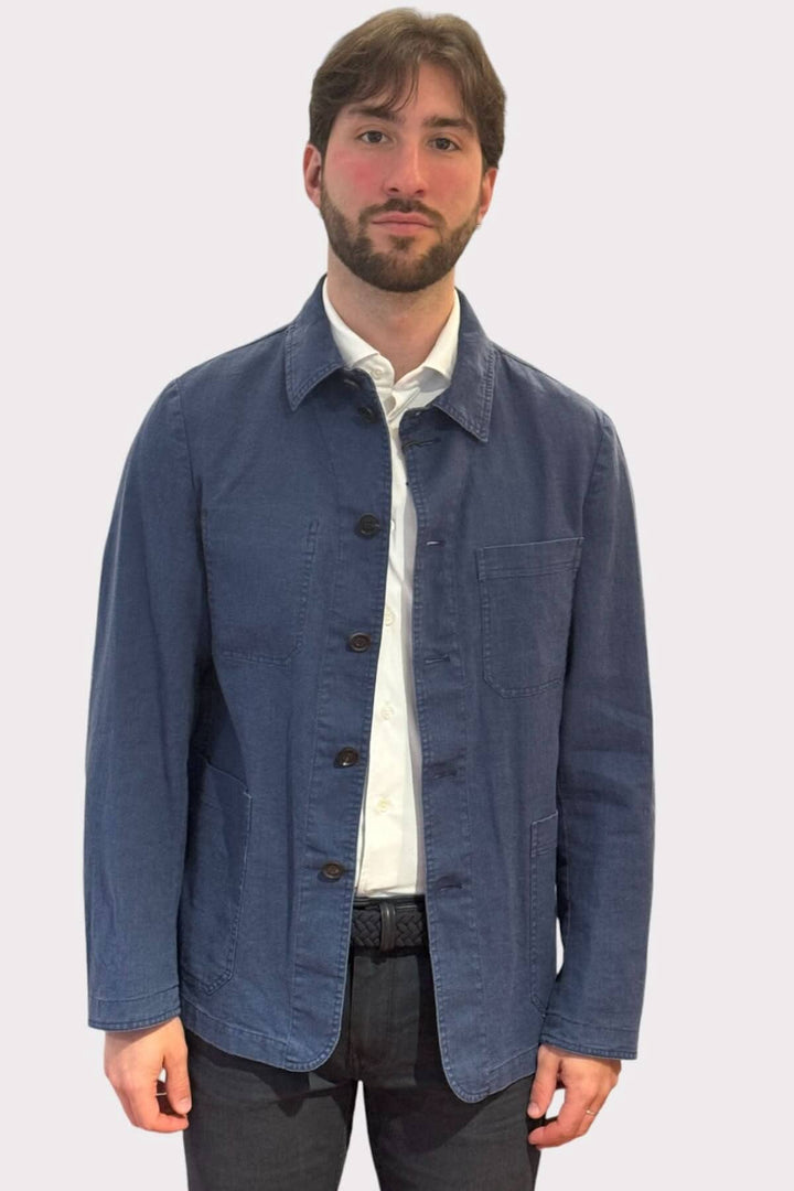 Homme portant une surchemise en lin au look denim, style décontracté avec boutons et poche.