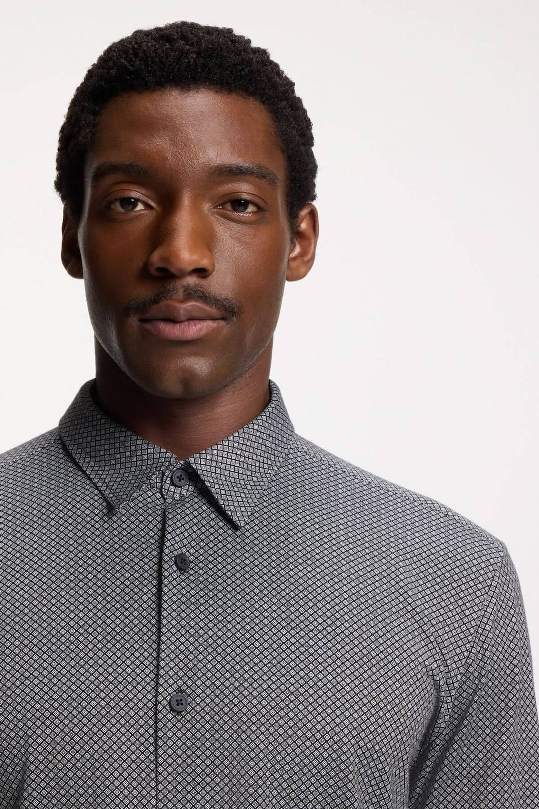 Homme portant la Chemise à motif moderne Roan Kent, coupe ajustée et col Kent classique.