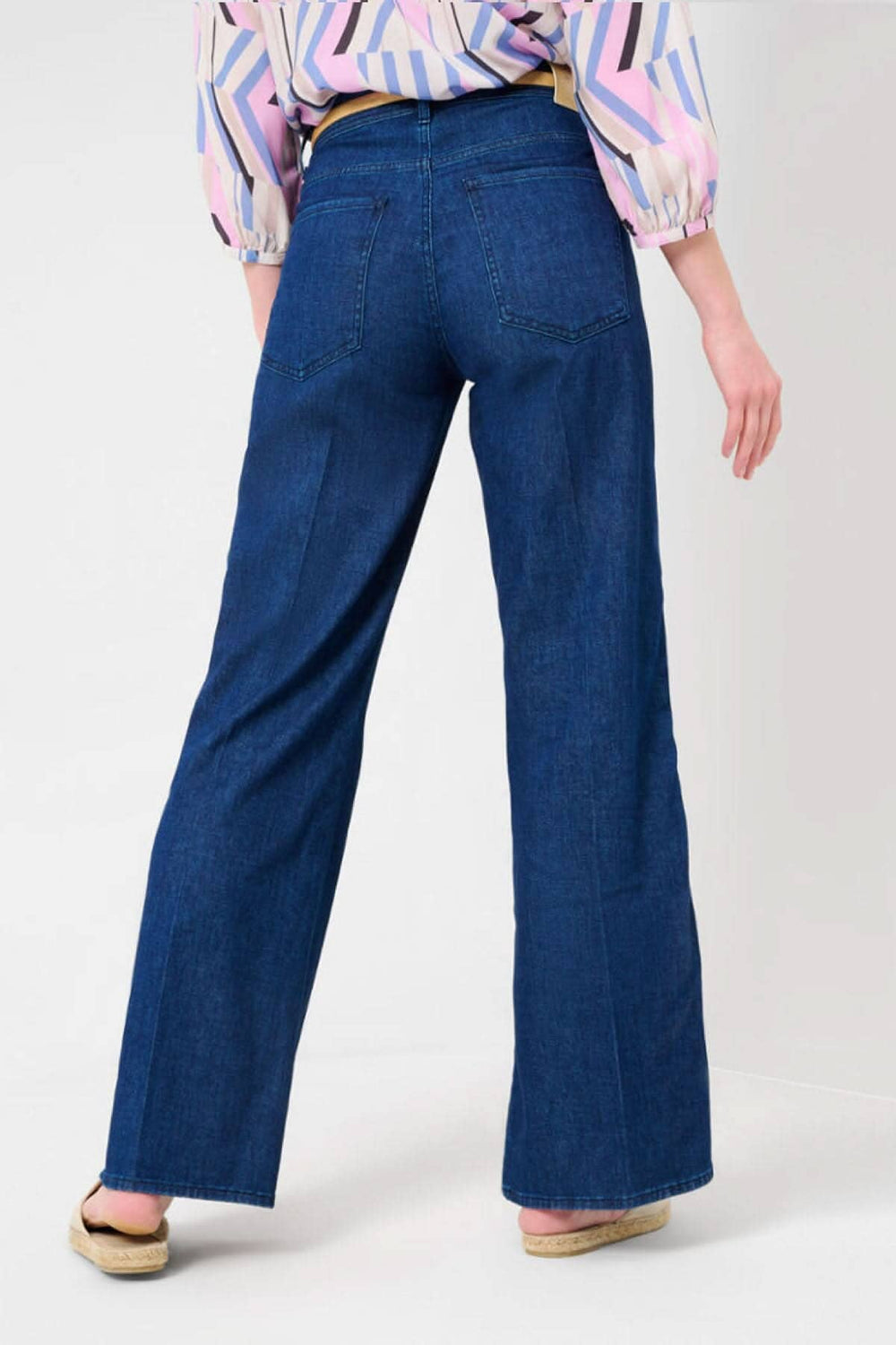 Jeans MAINE à cinq poches, coupe large, vue arrière, parfaits pour un look élégant et décontracté.