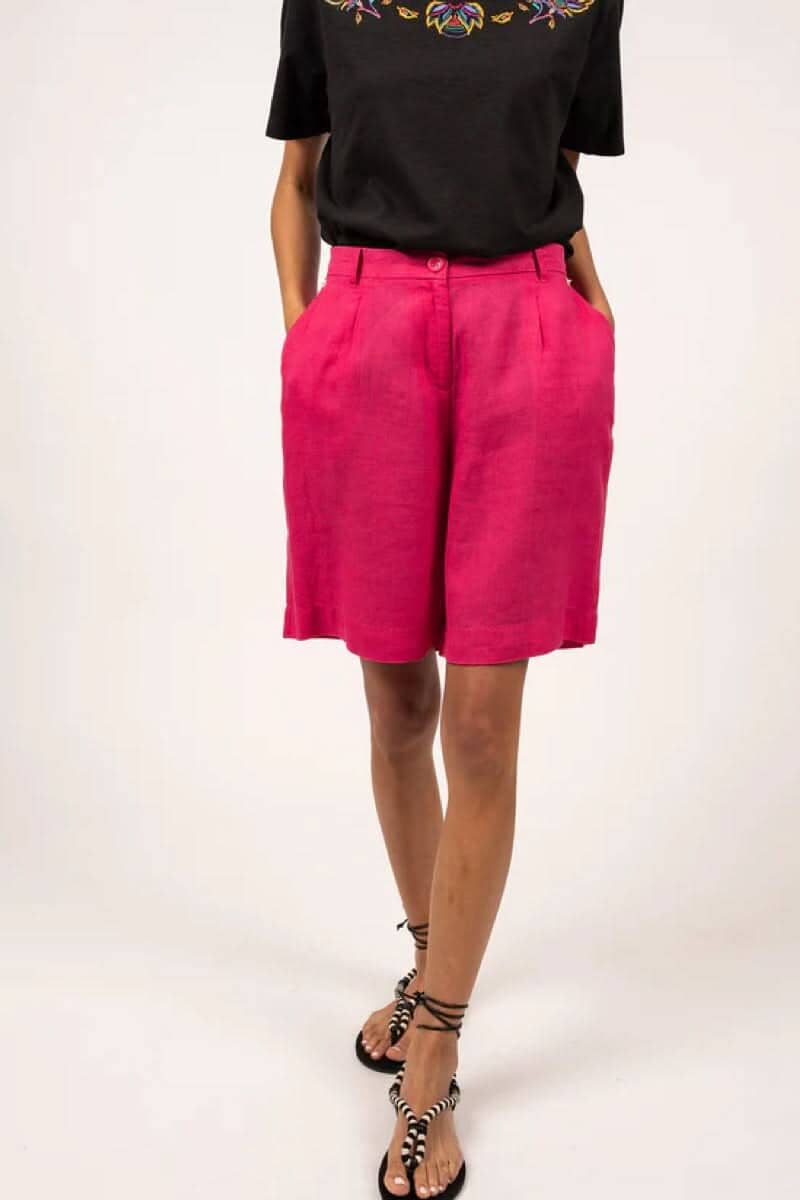 Short Cécile en lin rose, jambe droite moderne et deux poches, parfait pour l'été.