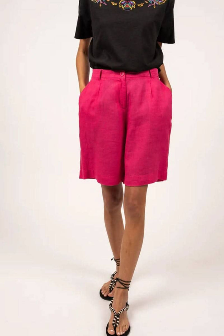 Short Cécile en lin rose, jambe droite moderne et deux poches, parfait pour l'été.
