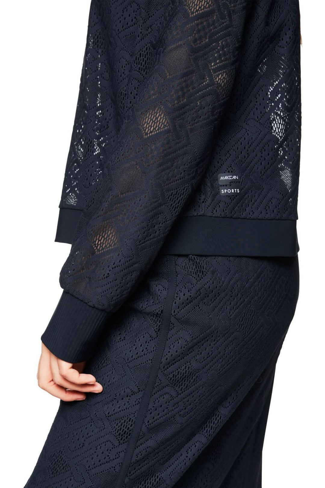 Chemise en dentelle ajourée, coupe décontractée, look féminin et sportif, confort optimal, détails modernes.