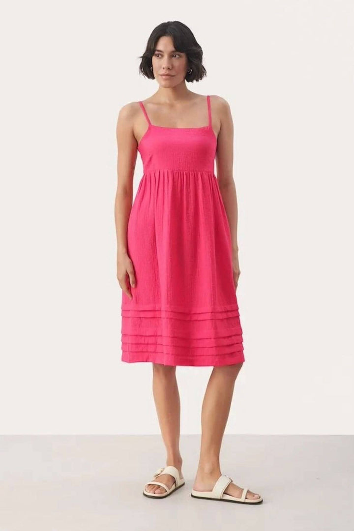 Robe soleil Elyona rose, tissu doux, bretelles, idéal pour occasions décontractées et formelles.